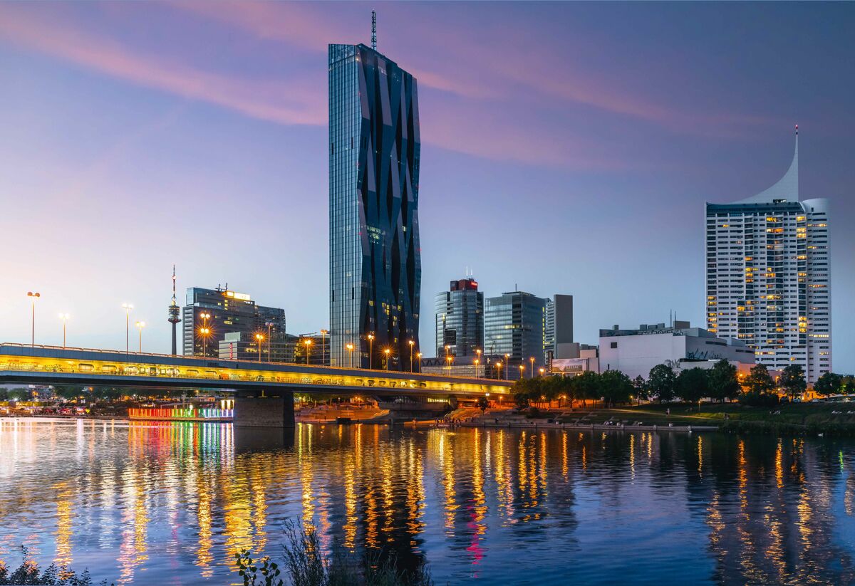 Moderne Architektur an der Donau in Wien bei Abenddämmerung